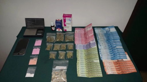 Laja: Dos jóvenes fueron arrestados por portar drogas, tramadol y dinero en efectivo