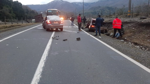 Alto Biobío: Un fallecido y dos heridos dejó colisión frontal en puente Queuco