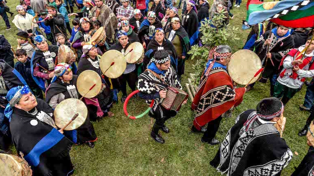nota musica mapuche, La música pehuenche se ha abierto paso, tanto en el escenario clásico como en las discográficas que impulsan a músicos de esta etnia chilena. 