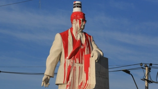 Nacional: Vandalizan estatua de Salvador Allende en la región Metropolitana