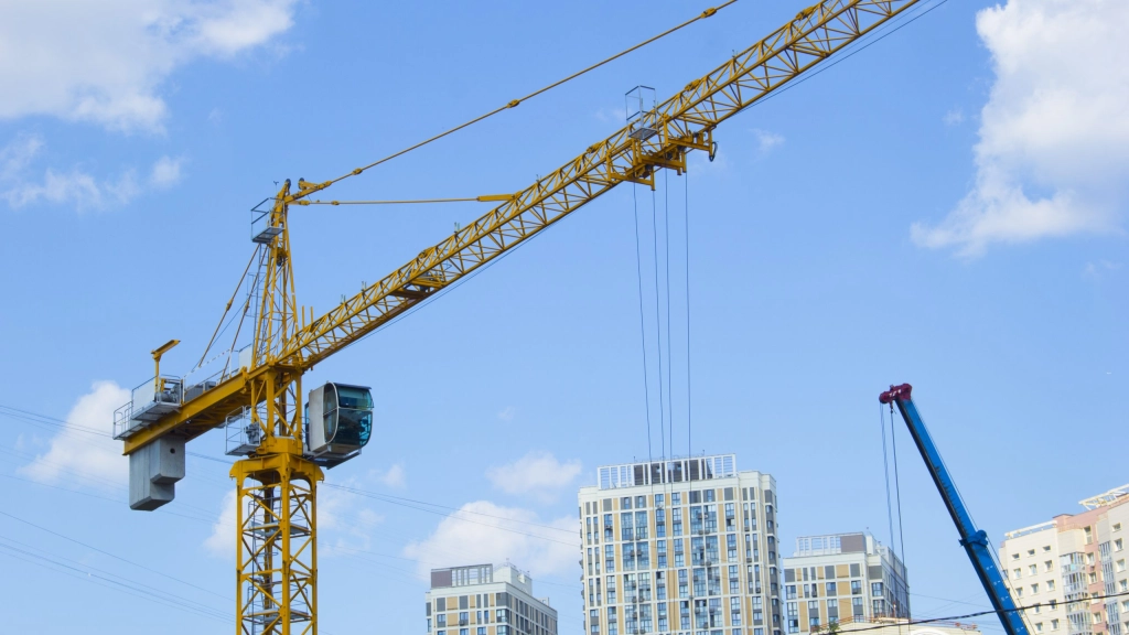Lifting crane. Crane work on the construction site, Según el análisis de ICONSTRUYE, el monto total de las órdenes de compra transadas en el ecosistema, ha crecido un 32{signoporc} respecto del promedio de 2019.