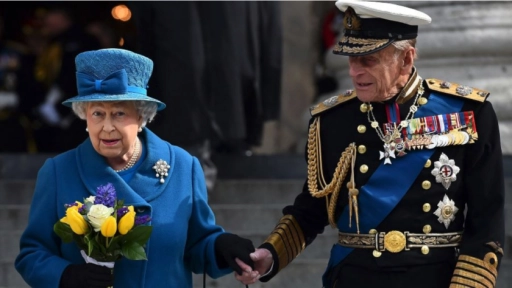 Reina Isabel II rechaza el galardón Anciana del año