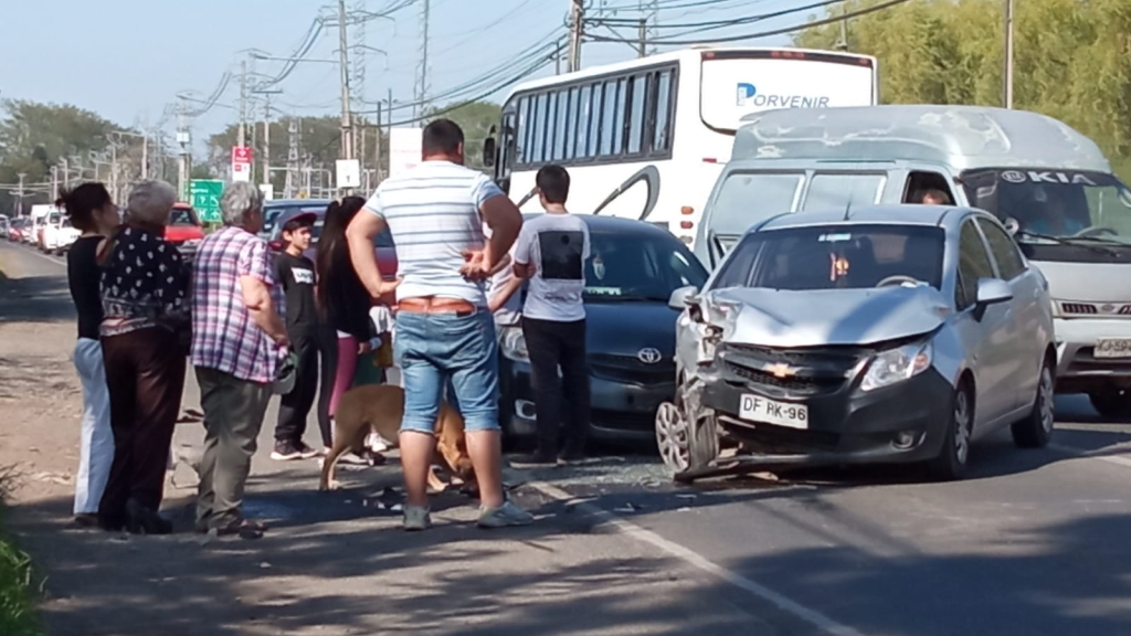 Los Ángeles Con daños resultan dos vehículos tras colisión en avenida