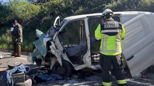 Cabrero: Dos lesionados dejó colisión frontal de camioneta y furgón