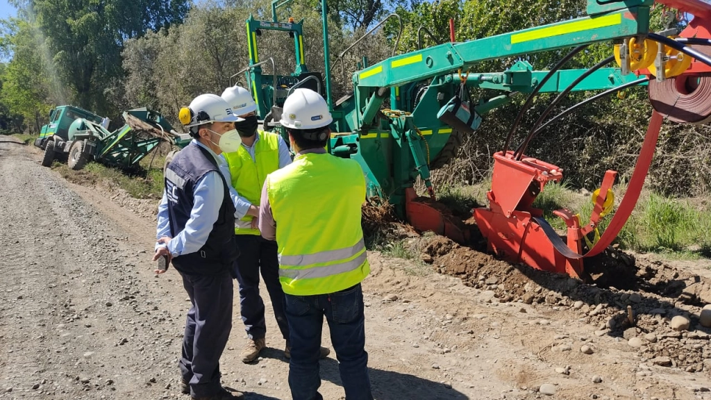 , Este proyecto de soterramiento en el sector rural de Mulchén busca mejorar la continuidad del suministro eléctrico, disminuyendo el impacto visual y medioambiental al no contemplar postes.