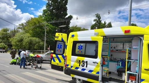 Dos lesionados dejó colisión de camioneta y motocicleta en Avenida Alemania