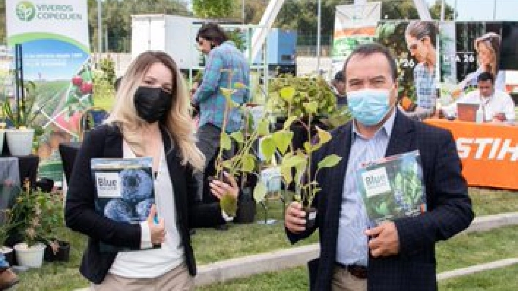 público, Cristian Pichuante y Maritrini Lapuente, presidente y gerenta general respectivamente de Viveros de Chile AGV, se mostraron satisfechos con la exitosa Agro Plant Ñuble 2021.