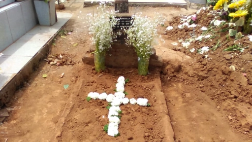 Acudió al cementerio de Rere y encontró hasta restos óseos sobre la sepultura de su hija