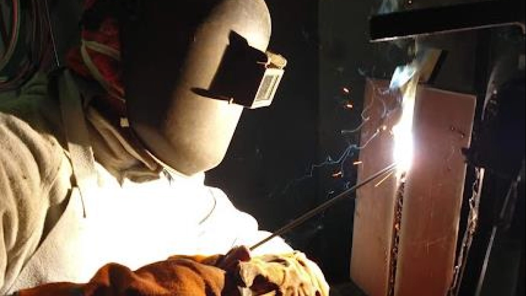 3, En el caso de la soldadura SMAW, su uso más común es para soldar aceros al carbono, inoxidables, aluminios, fierro fundido.