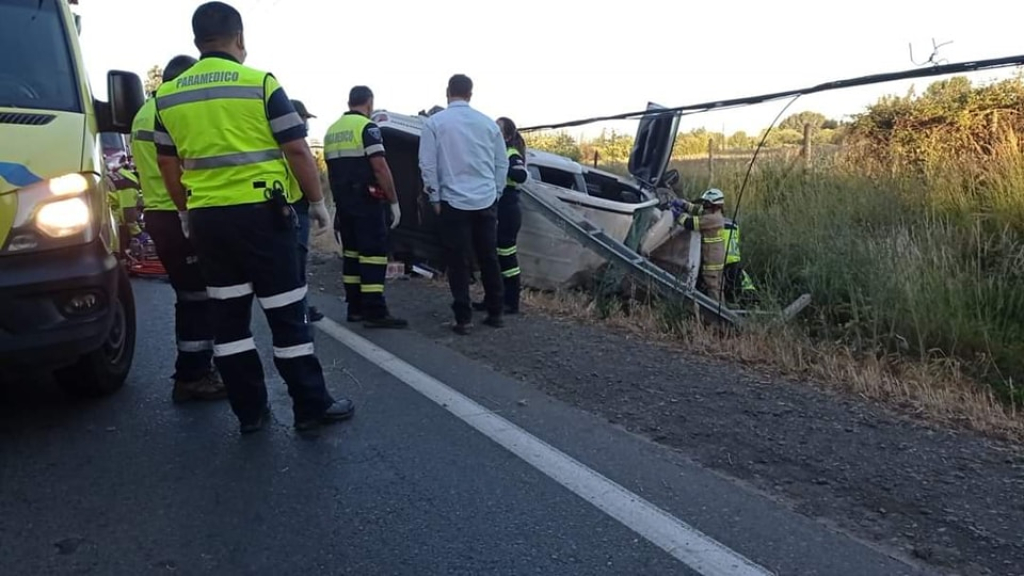 Bomberos Rescató A Un Hombre Que Volcó Y Quedó Atrapado En Su Auto