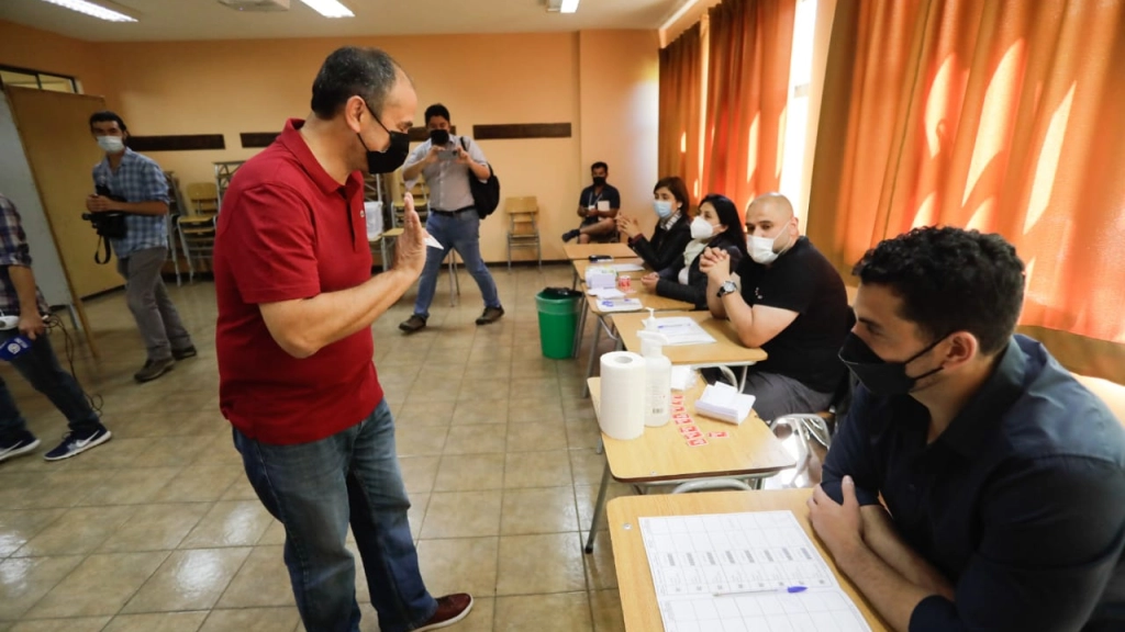 Rodrigo Díaz, gobernador regional votando en segunda vuelta presidencial (2), 