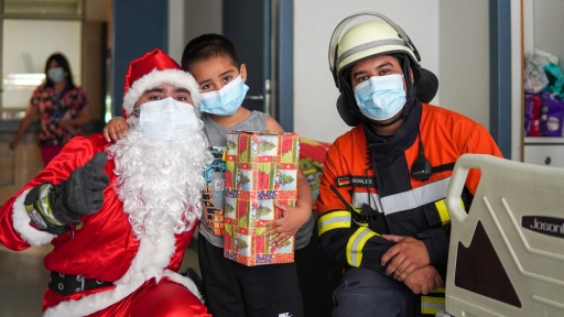 Viejito Pascuero celebra la navidad a niños internados en el Hospital de Los Ángeles