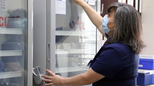 Los Ángeles: Implementan doce vitrinas refrigeradas para la conservación de vacunas