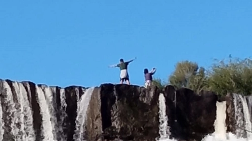 No hay caso: Registran a pareja tomando peligrosa selfie en los Saltos del Laja