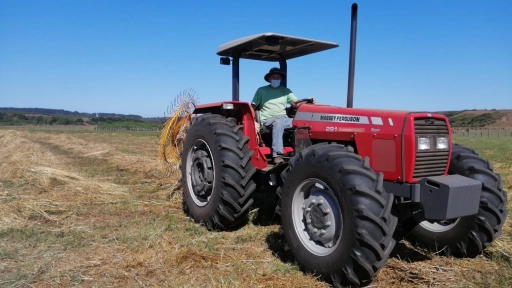 Entregaron tractor que beneficiará a agricultores de Isla Santa María