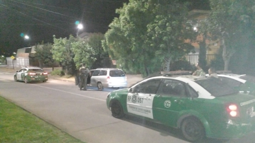 Dos detenidos por conducir auto robado: Tenían orden de arresto domiciliario