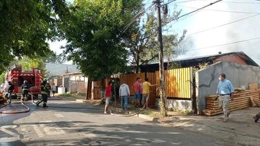 ÚLTIMO MINUTO: Incendio afectó a vivienda en calle Eleuterio Ramírez en Los Ángeles