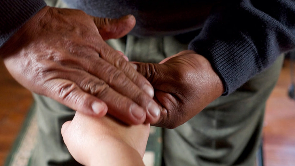 compo, El método de Julia Pacheco sigue los mismos pasos que le enseñara un tío, de quien tomó los conocimientos y técnicas para tratar a personas e incluso animales que han sufrido algún accidente.