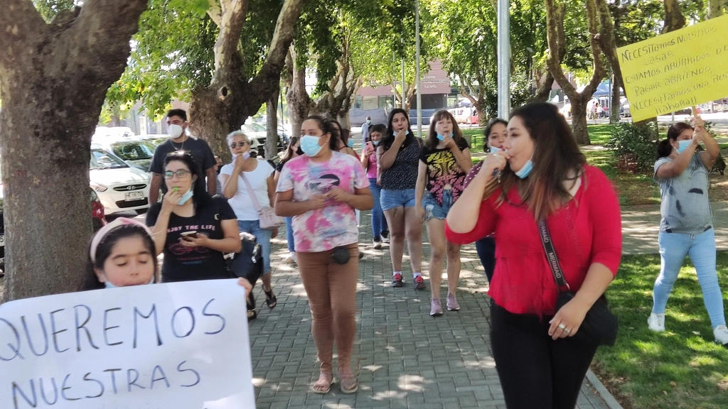 IMG_20220208_110306, Los manifestantes en la ocasión llevaban ocho años realizando las gestiones para conseguir el subsidio habitacional, que beneficia a más de 300 personas que hoy aún no cuentan con su vivienda.