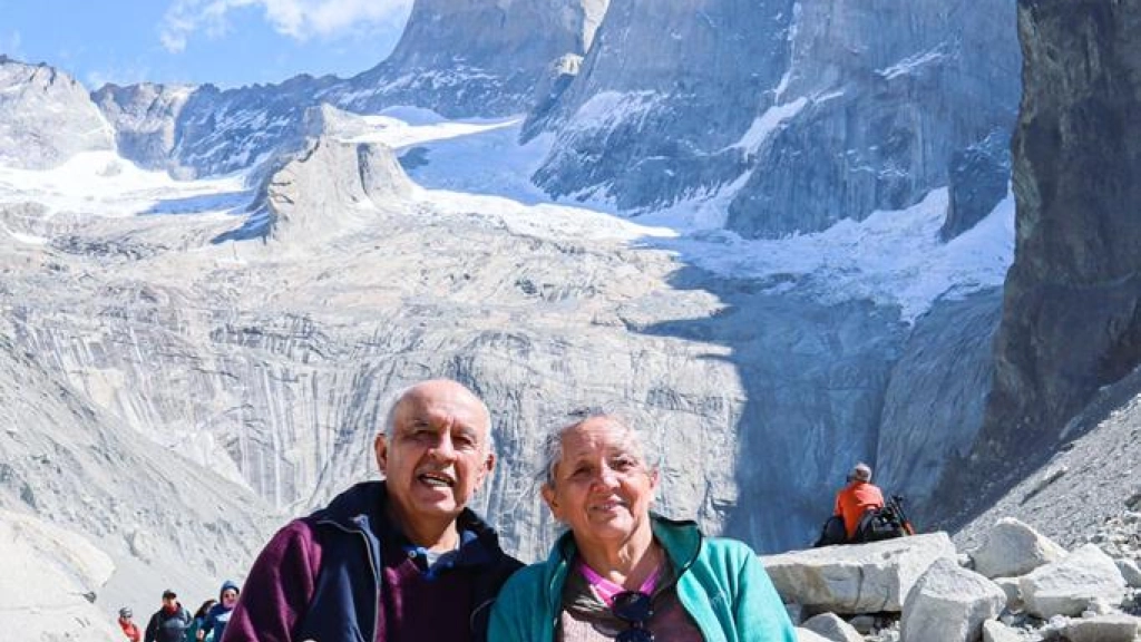 , “Un joven nos pidió que, si nos podía tomar una foto, y sin problemas posamos. Nunca pensamos que nuestra foto recorrería todo Chile”. (Créditos: Rodrigo Seron)