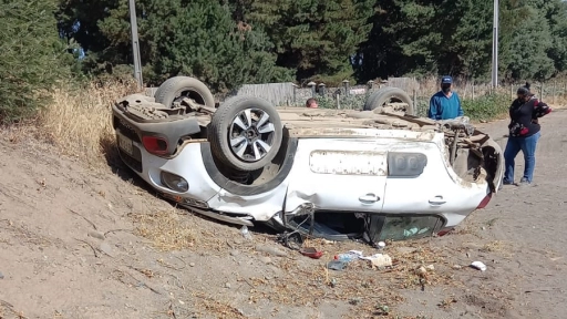 Un vehículo volcado deja accidente en Ruta 5 Sur en Los Ángeles