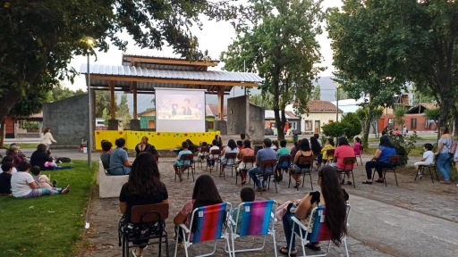 Con éxito realizan Cine Bajo Las Estrellas en Antuco