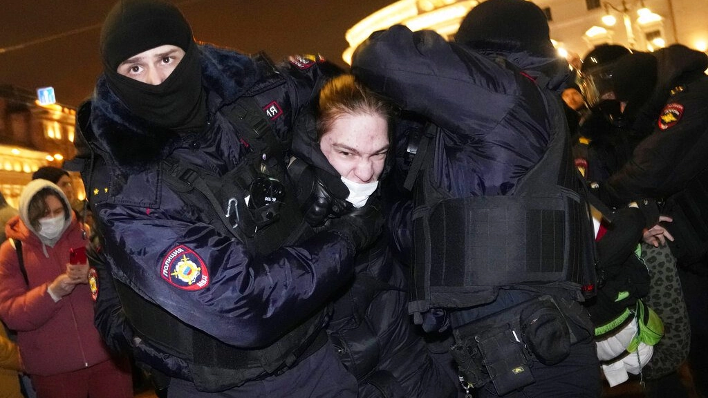 UCRANIA-TENSIONES-RUSIA, Policías detienen a un manifestante en San Petersburgo, Rusia, el jueves 24 de febrero de 2022. (AP Foto/Dmitri Lovetsky)