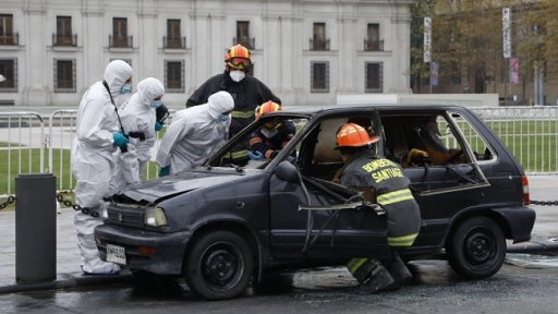 Investigan explosión de vehículo en el frontis del palacio de La Moneda