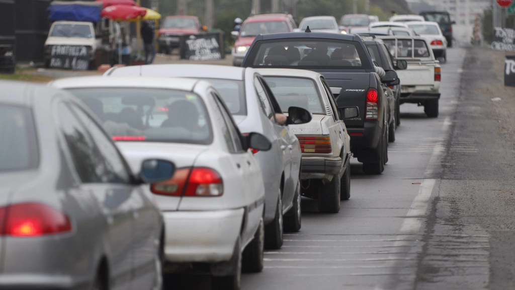 Tacos en la Quinta Region, El crecimiento urbano hacia zonas donde el transporte público no llega ha impulsado la compra de autos particulares en las personas de Los Ángeles, agudizando el problema.