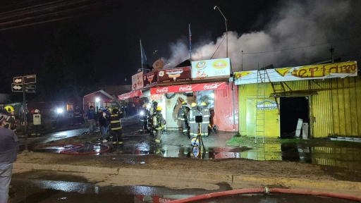 Los Ángeles: Incendio afectó a local comercial en calle Orompello con Los Crisantemos