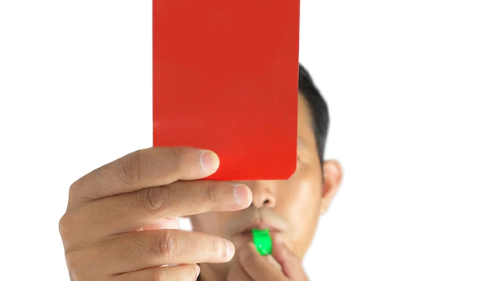 arbitro-mostrando-tarjeta-roja_51195-1160, 