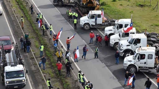 Camioneros bloquean distintos puntos de la Ruta 5 Sur pese a las conversaciones con el Gobierno