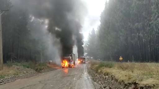 VIDEO: Incendio afecta a maquinarias en ruta a Salto Rehuén en Mulchén