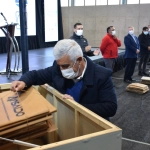 FOTO DEL CARTON, En forma simbólica, directivos de CMPC junto a los alcaldes depositaron residuos en un contenedor exclusivo de cartones y con eso, se marcó el hito de las 30 toneladas logradas en lo que va del proyecto.