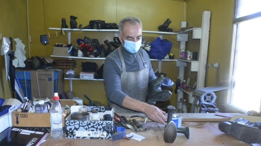 La historia de uno de los últimos zapateros que mantiene vivo el tradicional oficio en Los Ángeles