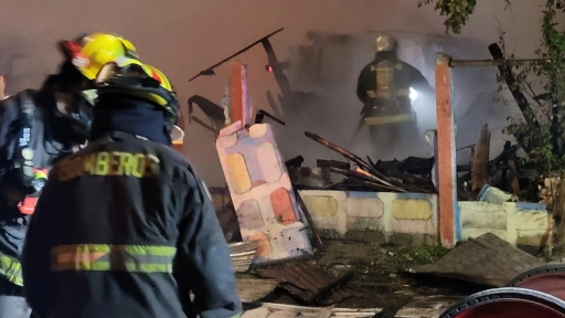 Encuentran a hombre entre restos de casa incendiada en Los Ángeles