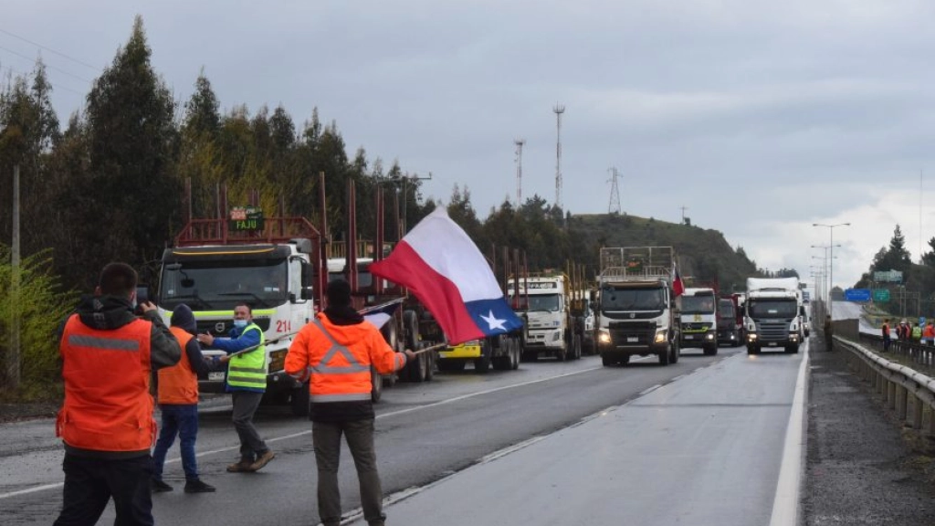 am 1 0805, Entre las modificaciones a la actual Carta Magna, destaca el poder establecer un estado de protección de las vías donde haya alteraciones a la seguridad, garantizando así el libre tránsito por las mismas, según se comprometió en la reunión desarrollada en