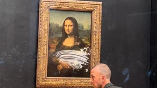 Francia: Lanzan pastel al famoso cuadro de la Mona Lisa
