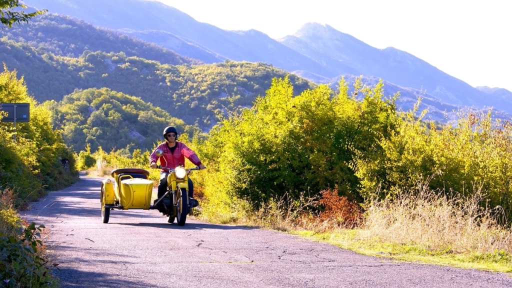 Sea amable y cambiará su vida, El autor en su moto con sidecar. Foto Leon Logothetis.