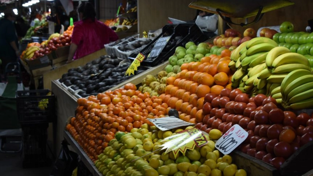 pm 1 0606, El invierno para los vendedores de frutas y verduras en general es más complicado, porque muchos de los productos se ingresan desde la zona norte del país, cambiando esto desde agosto.