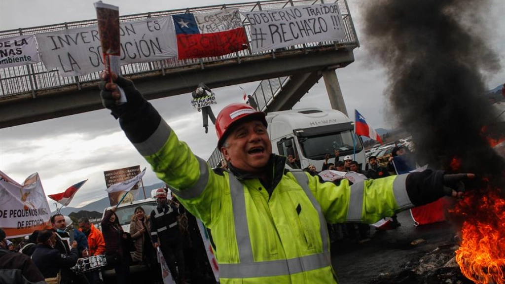 b75a2d617aaed5224a71d457ba4dd61745e6d1b4miniw, Trabajadores de la fundición de Codelco, situada en la localidad de Ventanas, protestan en la bahía de Quintero-Puchuncaví, perteneciente a la región de Valparaíso (Chile), este 22 de junio de 2022. EFE/Cristoba Basaure