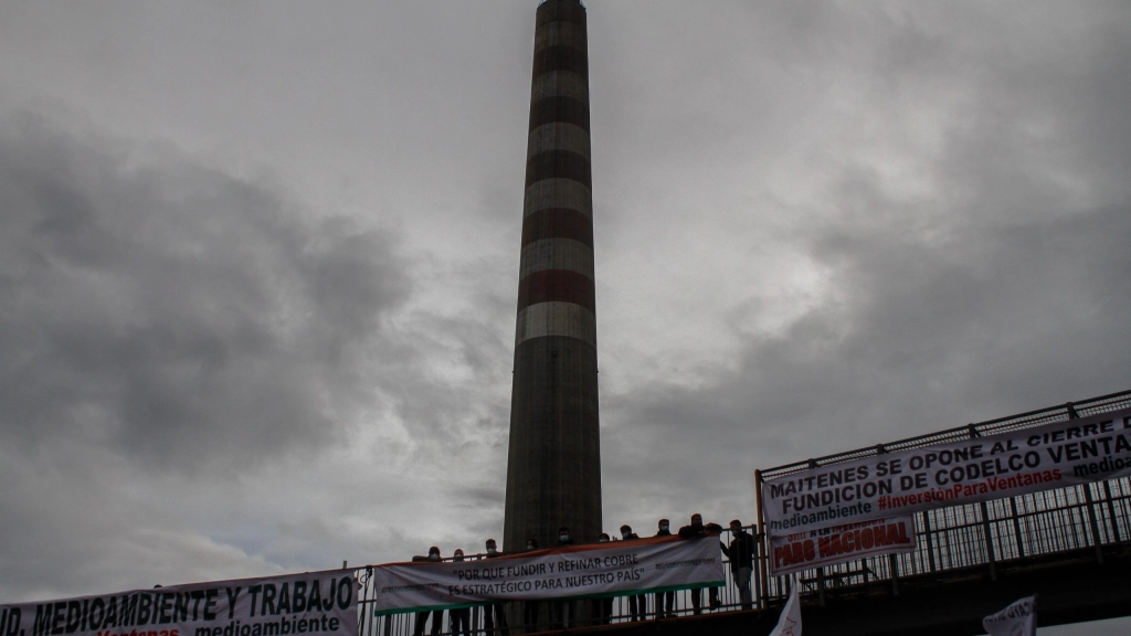 Chile, del extractivismo a la minería verde gracias a la nueva Constitución, Trabajadores de la fundición de Codelco, situada en la localidad de Ventanas, durante una protesta, en una fotografía de archivo. EFE/Cristoba Basaure