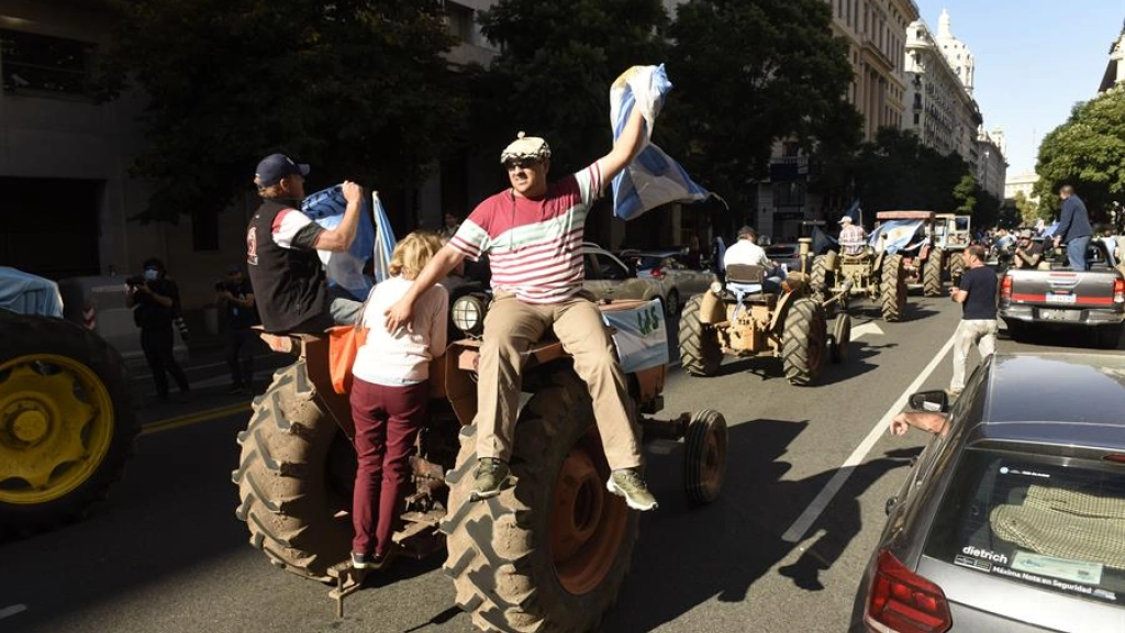 0f77464fe99a89194b36c9cf5542b007c5233848miniw, Diferentes agrupaciones de productores rurales protestan en tractor contra las políticas económicas en Buenos Aires (Argentina), en una fotografía de archivo. EFE/Matías Campaya