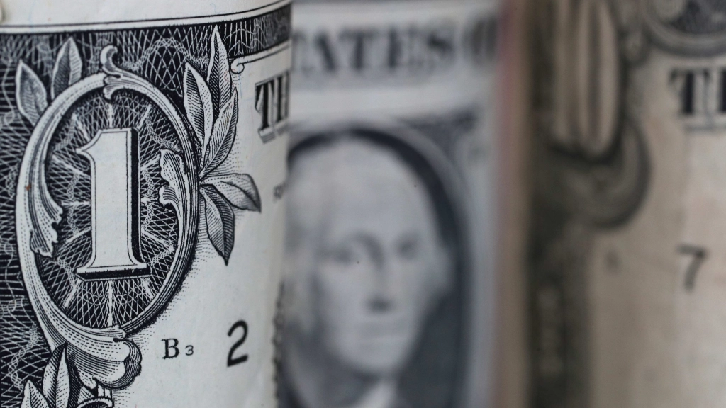 El dólar abre por debajo de los 1.000 pesos tras la intervención del Banco Central, Vista de billetes de dólares, en una fotografía de archivo. EFE/MARCELO SAYÃO