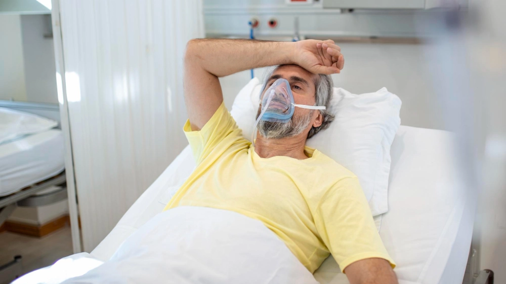 portrait-of-retired-senior-man-breathing-slowly-with-oxygen-mask-during-coronavirus-covid19-outbreak-old-sick-man-lying-in-hospital-bed-getting-treatment-for-deadly-infection (1), <a href='https://www.freepik.es/fotos/covid-hospital'>Foto de covid hospital creado por stefamerpik - www.freepik.es</a>