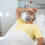 portrait-of-retired-senior-man-breathing-slowly-with-oxygen-mask-during-coronavirus-covid19-outbreak-old-sick-man-lying-in-hospital-bed-getting-treatment-for-deadly-infection (1), <a href='https://www.freepik.es/fotos/covid-hospital'>Foto de covid hospital creado por stefamerpik - www.freepik.es</a>