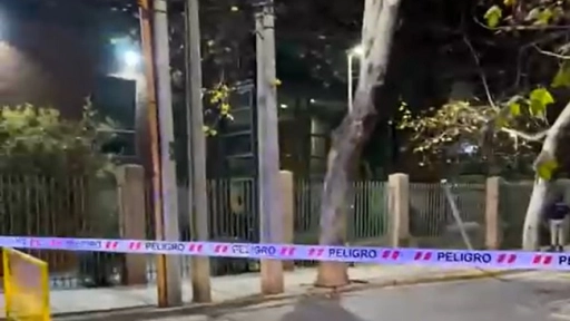 Mochila explotó en las afueras de edificio en Las Condes: Fue dejada por un desconocido
