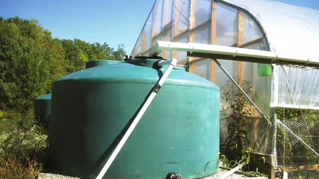 pm 4 0306, El acopio de precipitaciones en estanques prolonga el uso de éstas, acumulándolas cuando caen en los techos de las casas para utilizar el excedente en épocas más secas.