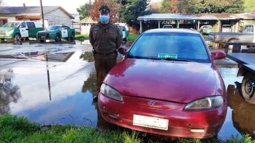 Roban vehículo a conductor que quedó en panne de bencina  