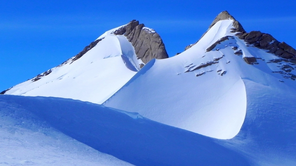 La mayor capa de hielo de la Tierra aún puede salvarse, Montañas que sobresalen sobre la superficie de la capa de hielo de la Antártida oriental. EFE/Jan Lenaerts. Imagen facilitada por la Universidad de Durcham. SOLO USO EDITORIAL.